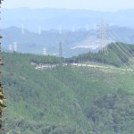 つるつる温泉上の梅ノ木峠と、東京電力秩父線の送電線鉄塔群