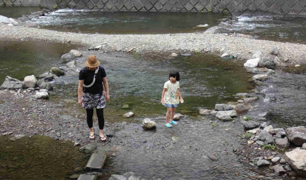 川は浅く、流れも穏やかで、小さな子供も安心して遊べます。