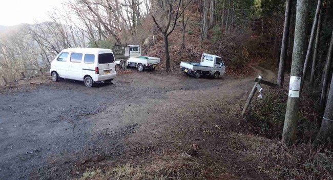白岩の滝への分岐と麻生山への分岐の麻生平には、伐採と植林の作業者が駐車していた。