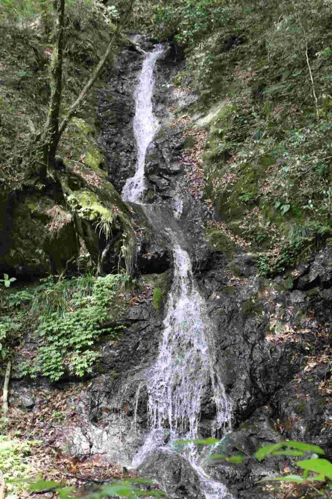 関白台から見上げる滝は一つの滝に見えるが、子の写真のように２段に分かれていて、写真中央の一段目の滝つぼで雨乞いの祭り事が行われ、小さな祠もある。